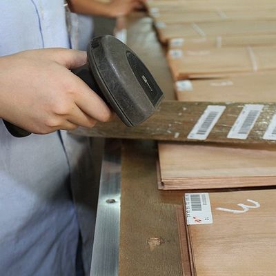 내각 / 문 대비 검은 선 크라운 곡물 자연적 티크 재목 목재 베니어 0.15-0.55mm